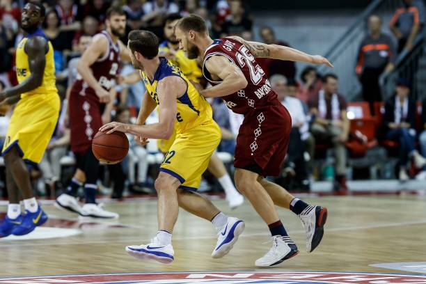 轻球员的努 轻球员的努